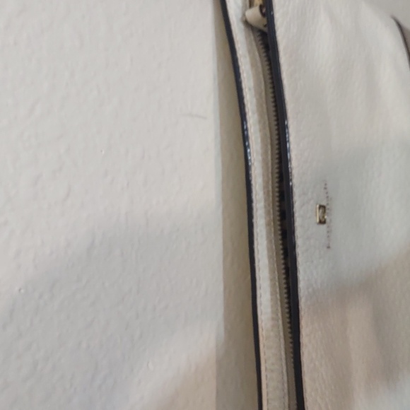 VERY USED KATE SPADE CROSS BODY CREAM AND GRAY HAS LOTS OF WEAR - Picture 4 of 13